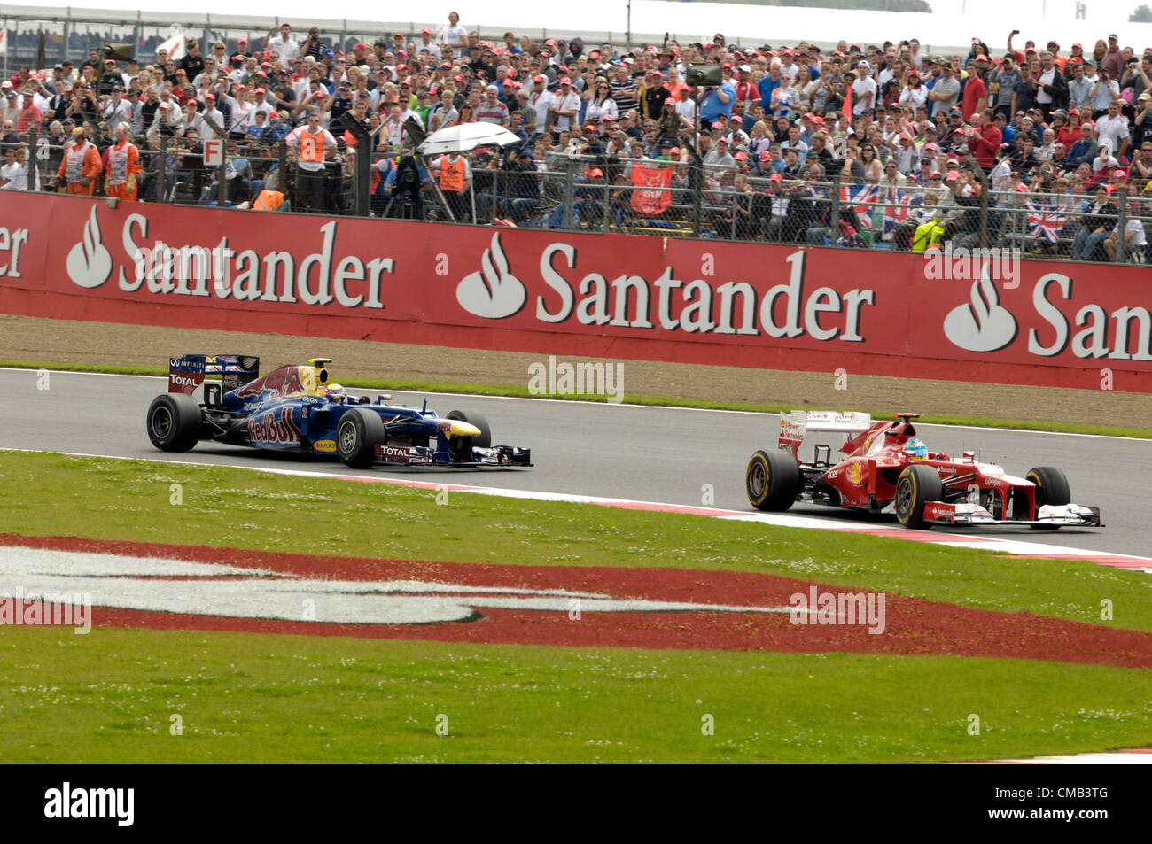 SILVERSTONE, Großbritannien, 8. Juli 2012. Mark Webber, Red Bull Racing (links) jagt Fernando Alonso, Ferrari, die in der britischen Formel-1-Grand-Prix (rechts) Stockfoto