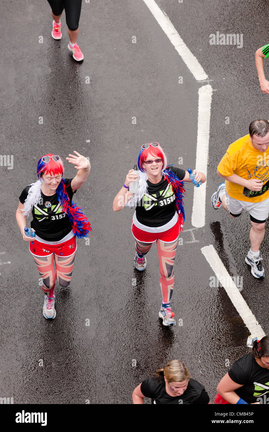 Blick von der Golden Jubilee/Hungerford Bridge von Läufern des Nike gesponsert 2012 British 10K laufen, in London, UK, am 8. Juli 2012. Stockfoto