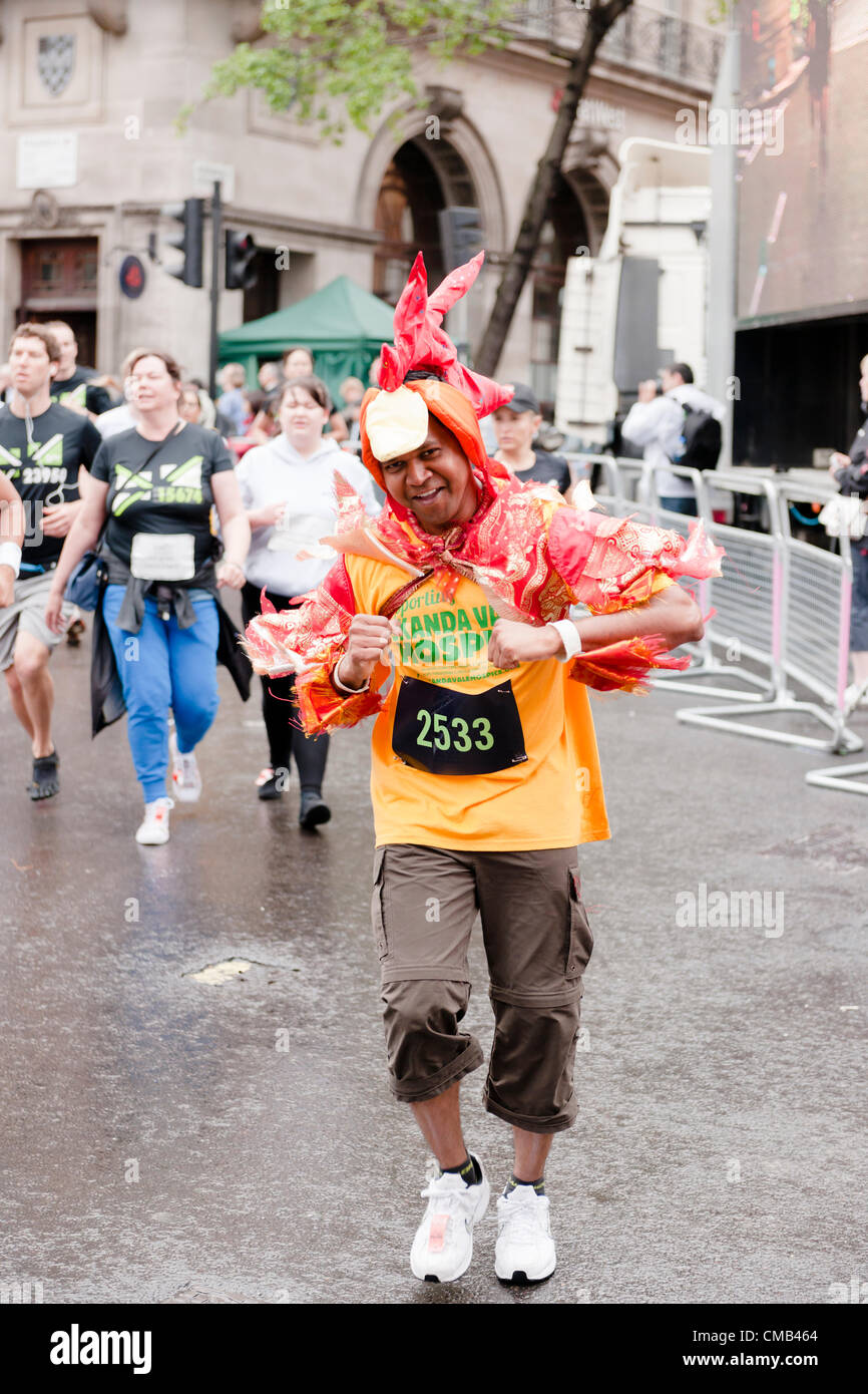 Blick von der Kreuzung der Piccadilly und St. James Street Runners des Nike gesponsert 2012 British 10K laufen, in London, UK, am 8. Juli 2012. Stockfoto