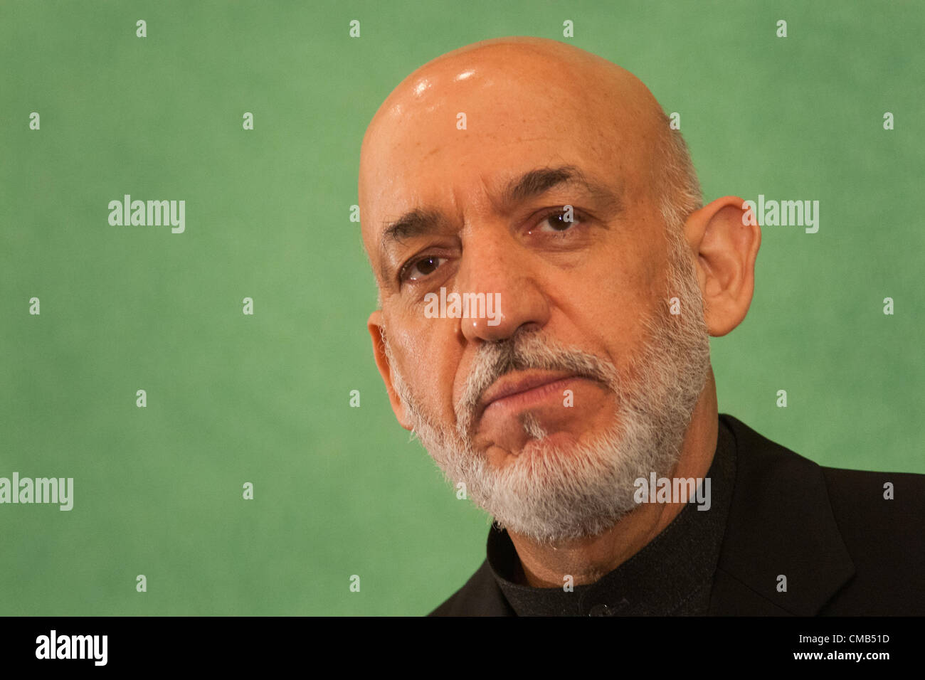 Tokio, Japan. Montag, 9. Juli 2012. Präsident von Afghanistan, Hamid Karzai, bespricht die Vortagen Entwicklungen auf einer Pressekonferenz in dem rund 70 Ländern und Organisationen besucht. $16Bn Dollar Entwicklungshilfe wurden nach Afghanistan zugesagt, die afghanische Regierung und die Menschen zu beruhigen, dass sie nicht aufgegeben werden, sobald alle Truppen in den nächsten zwei Jahren herausziehen. Präsident Karzai sagte, dass sein Land konfrontiert einen harten Weg, aber er geschworen, um Sicherheit zu verbessern und die Korruption bekämpft. Stockfoto