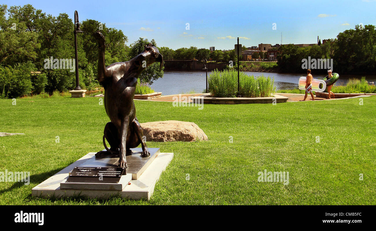 "High Five" von Louise Peterson ist Teil der Skulptur Tour Eau Claire in der Innenstadt von Eau Claire, Wisconsin. Die Statue befindet sich im Phoenix Park ist auch ein beliebter Ort für ansässige der Chippewa River und Schwimmer flussabwärts eingeben. (Kevin E. Schmidt/Maquoketa Studios) Stockfoto