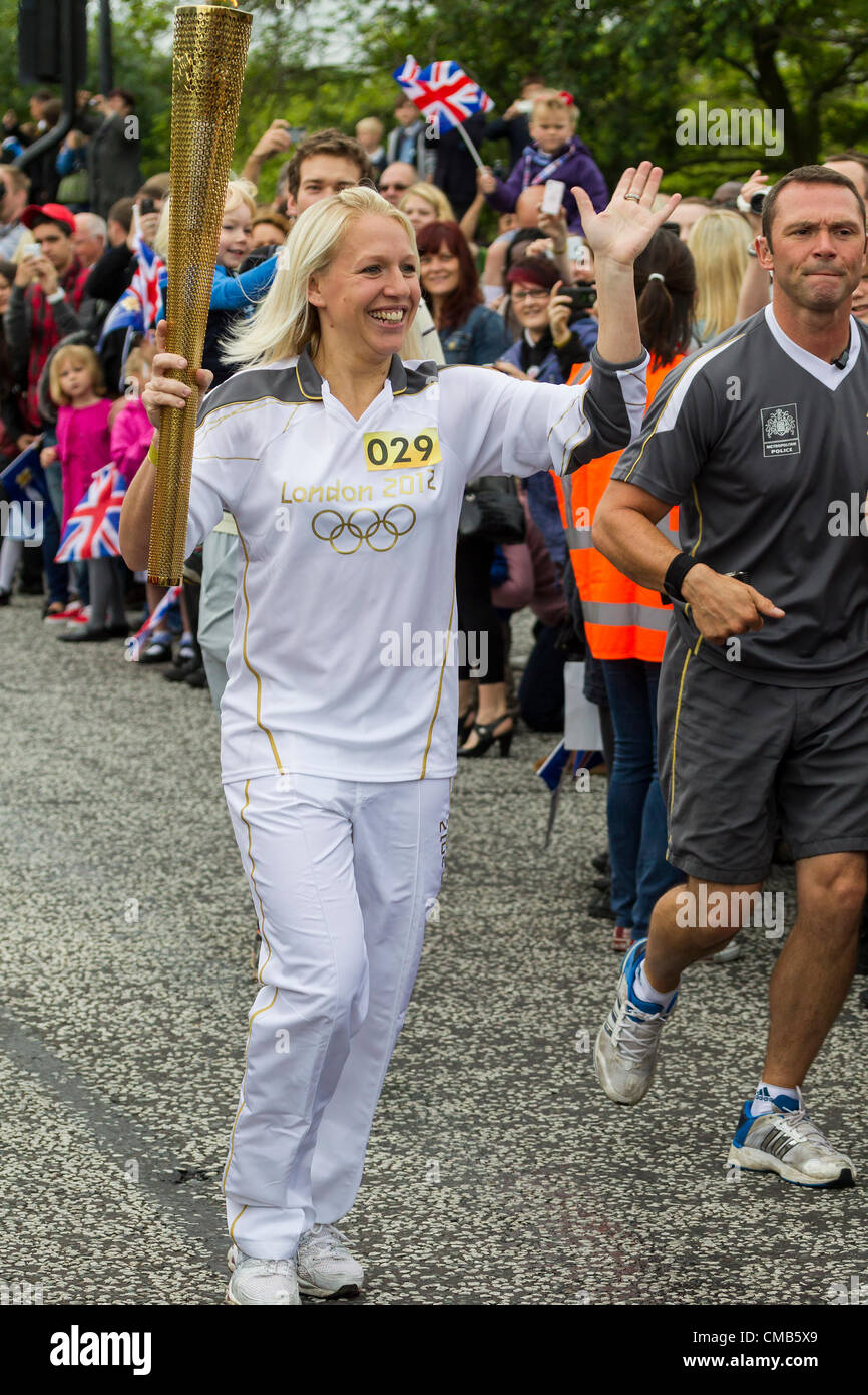 Milton Keynes. Buckinghamshire. UK.9th Juli 2012 Tag 52 des Olympischen Fackellaufs. Ersten Fackelträger war Gail Emms, Badminton-Spieler. Besten Ergebnisse gewannen Gold im Mixed (mit) bei den Weltmeisterschaften 2006 in Madrid Nathan Robertson Stockfoto