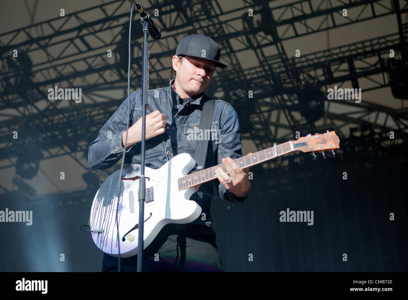 US-amerikanische Band, Blink 182, erklingt in Eden Sessions, 8. Juli 2012 im Eden Project, Cornwall, Tom Delonge Stockfoto