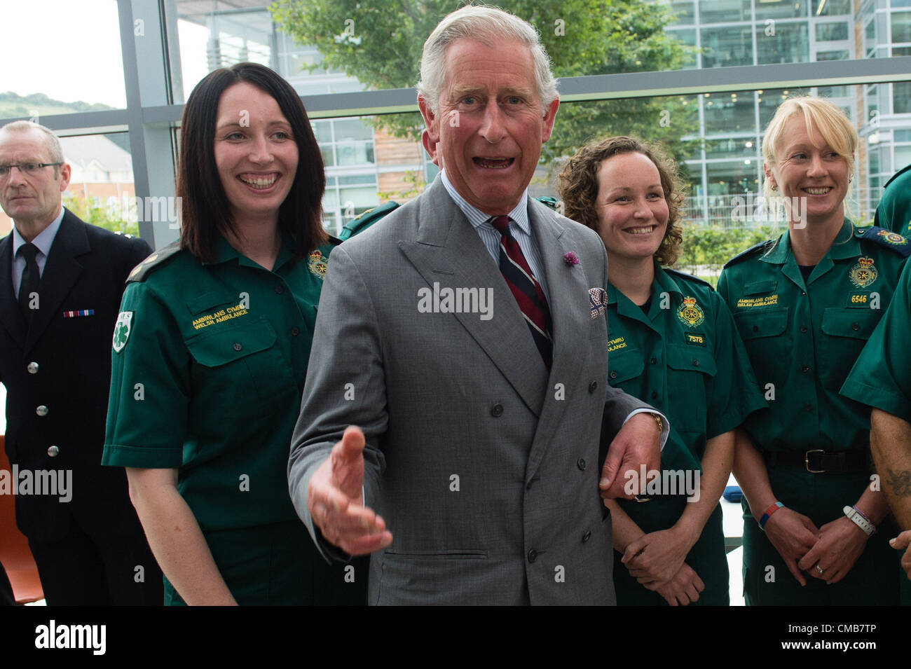 9. Juli 2012 Prinz Charles und der Duchess of Cornwall treffen Junis Überschwemmungen, Mitglieder der Rettungsdienste und andere Mitarbeiter in den Büros von Ceredigion County Council in Aberystwyth Foto © Keith Morris Stockfoto