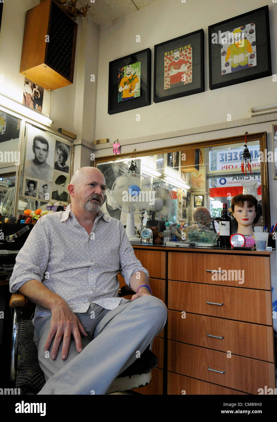 9. Juli 2012. Athen, Griechenland. Ausstellungseröffnung am Stathis-Laura Barbershop. Brite Nicholas Moore, der jetzt auf Syros in Griechenland lebt, hat die "12 Künstler 12 Barbiere" Ausstellung in Athen verbunden. Frisörsalon ist wahrscheinlich nur noch die Taverne als Austragungsort für die Debatte in Griechenland und seiner eindrucksvollen Kunst ist verpflichtet, die Barbershop Kunden etwas zu diskutieren, während Juli geben. Stockfoto