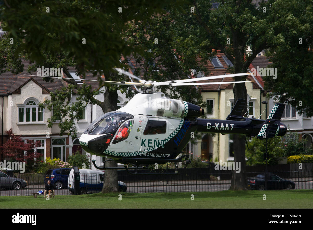 London 07.10.12. G-KAAT, übernimmt ein McDonnell Douglas MD 902 EXPLORER Hubschrauber der Kent Air Ambulance aus Wohnhäusern in einer South Park in London. Das Flugzeug hat nur einen Unfall, Kings College Hospital in Denmark Hill, Camberwell geliefert. Kent, Surrey & Sussex Air Ambulance Trust ist ein eingetragener Verein gegründet, um die kranke und verletzte Menschen in Süd-Ost-England und die umliegenden Gebiete zu entlasten durch die Bereitstellung einer Helicopter Emergency Medical Service (HEMS). Stockfoto