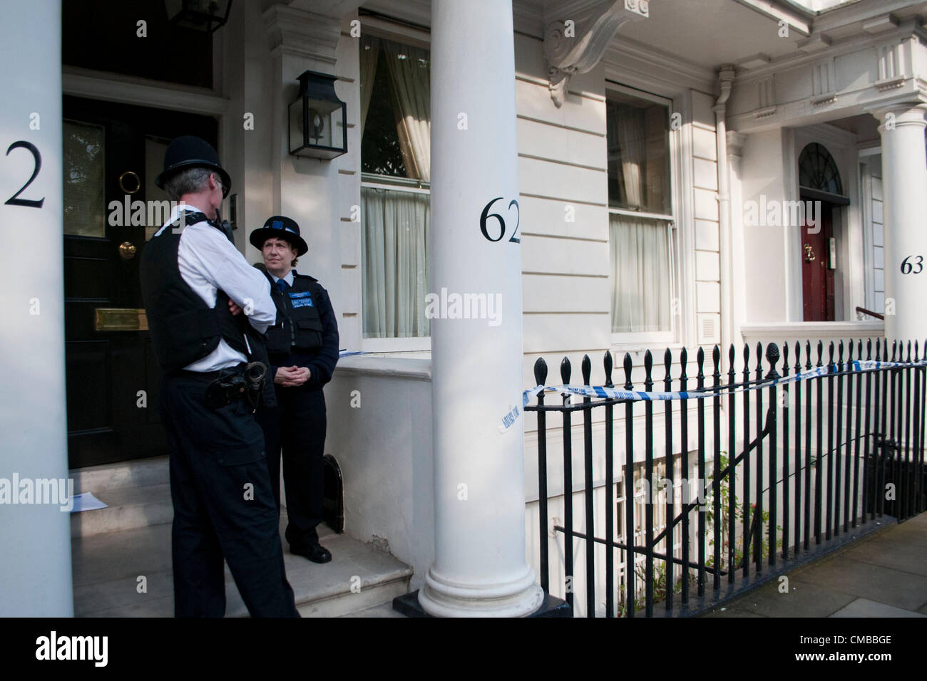 London, UK. 07.10.12. Ein Polizist und Police Community Support Officer Stand guard außerhalb der Residenz von Eva Rausing 48, Ehefrau von Hans Rausing, dem Erben der 5 £4bn Tetra Pak Vermögen. Stockfoto
