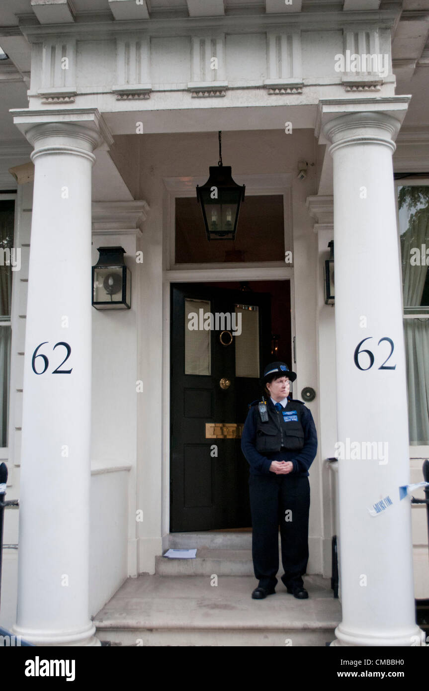 London, UK. 07.10.12. Ein Polizist Community Support steht Wache außerhalb der Residenz von Eva Rausing 48, Ehefrau von Hans Rausing, der Erbe des 5 £4bn Tetra Pak-Vermögens. Stockfoto