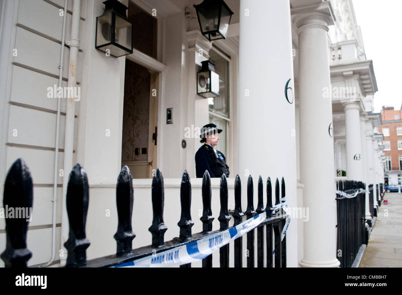 London, UK. 07.10.12. Ein Polizist und Police Community Support Officer Stand guard außerhalb der Residenz von Eva Rausing 48, Ehefrau von Hans Rausing, dem Erben der 5 £4bn Tetra Pak Vermögen. Stockfoto