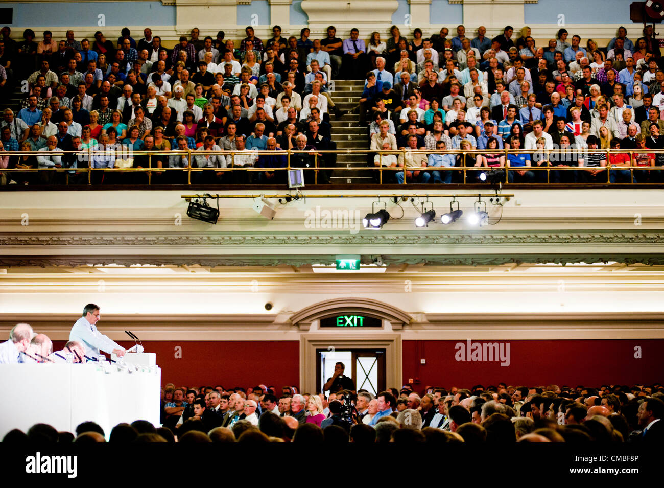 London, UK - 11. Juli 2012: Meurig Raymond, NFU stellvertretender Präsident, spricht das Publikum von Westminster Central Hall, wo mehr als 2000 Milchbauern versammelt haben, um gegen die geplanten Kürzungen der Zahlungen zu protestieren, sie für ihre Milch bekommen. Stockfoto