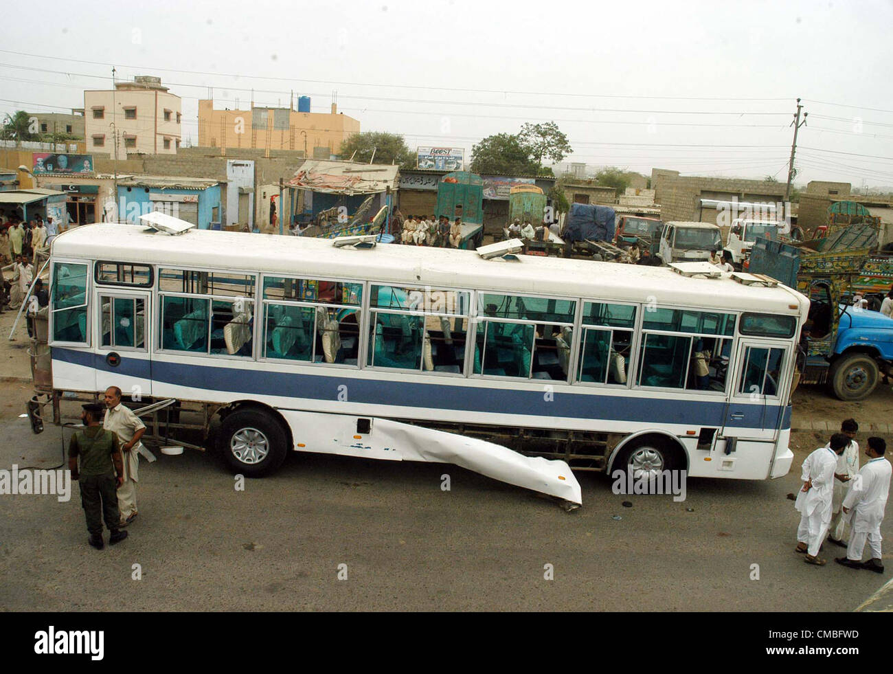 KARACHI, PAKISTAN, JUL 11: Ansicht des beschädigten Bus von SUPARCO nach ferngesteuerten Explosion am Moach Gothic Bereich in Karatschi am Mittwoch, den 11. Juli 2012.At mindestens eine Person getötet wurde und 15 weitere Explosion zerrissen durch eine Bushaltestelle in der Nähe von Moach Goth bei Baldia Stadtgebiet verletzt. (Ali Raza/PPI Images). Stockfoto