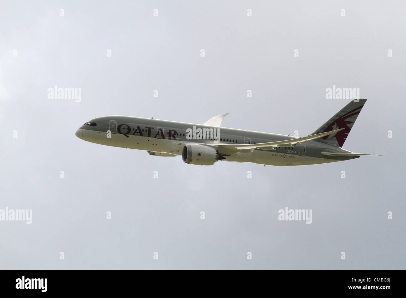 Eine Boeing 787-8 Dreamliner Jet Airliner in der Lackierung des QATAR Airlines fliegen in Farnborough International Airshow 2012 im Vereinigten Königreich am 11. Juli 2012.  Dies ist die erste von der 30 787s, die QATAR Airlines bestellt hat, ausgeliefert werden.   Mittlerweile gibt es 15 Boeing 787s, die weltweit (10 bis All Nippon Airways, 4 Japan Airways und 1 zu QATAR Airways) geliefert worden sind.  Es gibt insgesamt 859 Festaufträge für die Boeing 787, von denen 339 für die 787-9 sind die nicht Lieferung bis 2014 beginnen soll Stockfoto