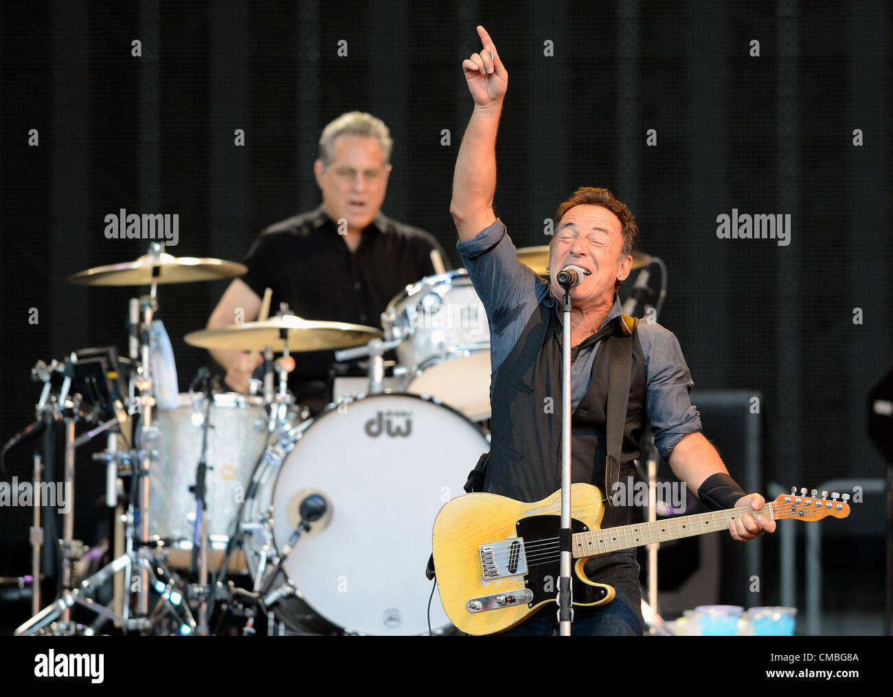 US-Musiker Bruce Springsteen führt mit seiner E Street Band an Synot Tip Arena in Prag Mittwoch, 11. Juli 2012. Vini "Maddog" Lopez spielt Schlagzeug, hinten. (CTK Foto/Katerina Sulova) Stockfoto