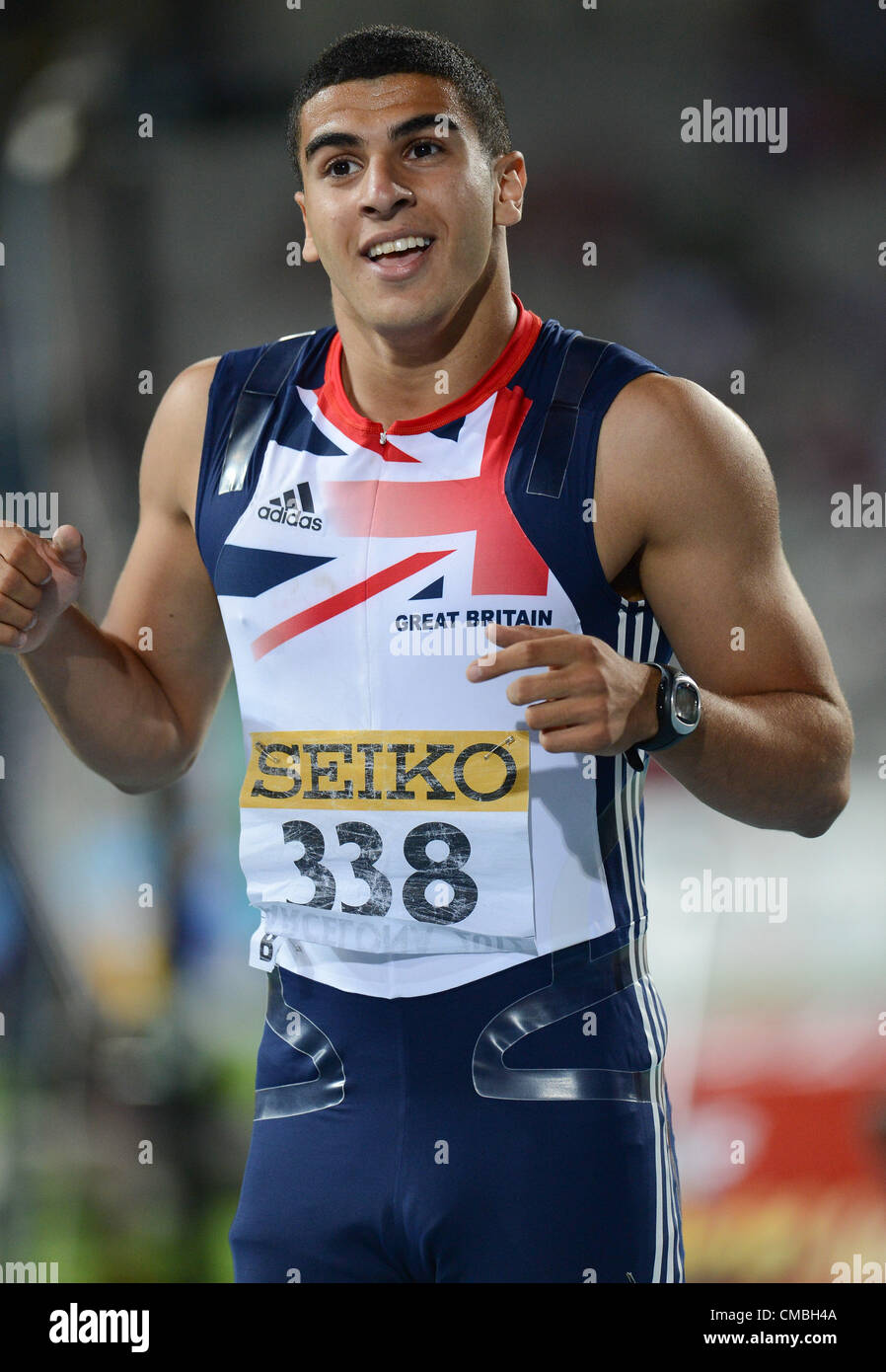 BARCELONA, Spanien: Mittwoch, 11. Juli 2012, Aaron Ernest (USA) und Adam Gemili (Großbritannien) nach dem Sieg der Herren 100-m-final in 10,05 Sekunden während der Nachmittagssitzung des Tages 2 von der IAAF World Junior Championships am Estadi Olimpic de Montjuïc. Foto von Roger Sedres/ImageSA Stockfoto