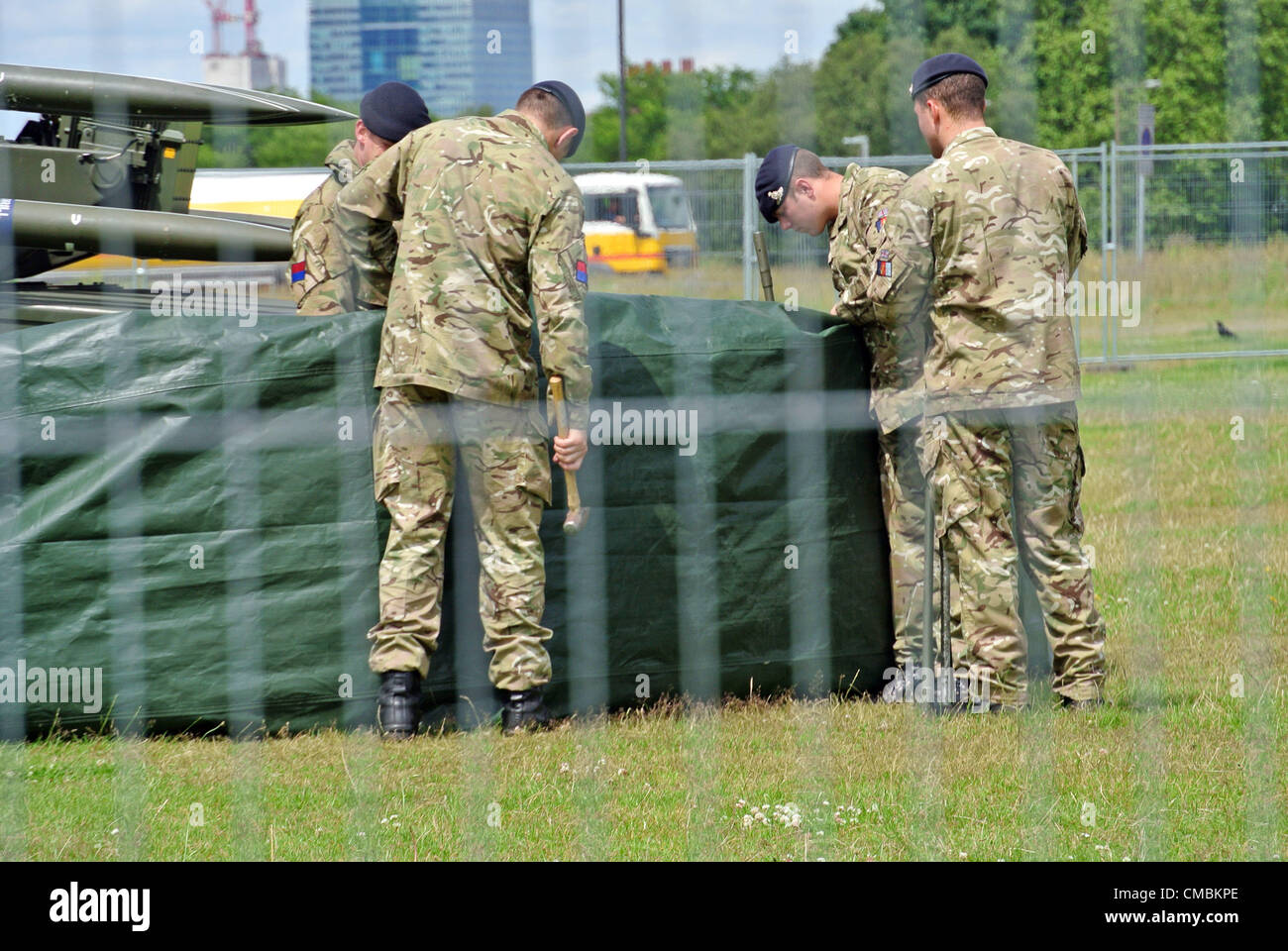 London, UK. 12. Juli 2012. Rapier-Raketen zur Verteidigung der Olympischen Spiele wieder in Blackheath Common und werden von Soldaten in Sichtweite des Canary Wharf entpackt. Stockfoto