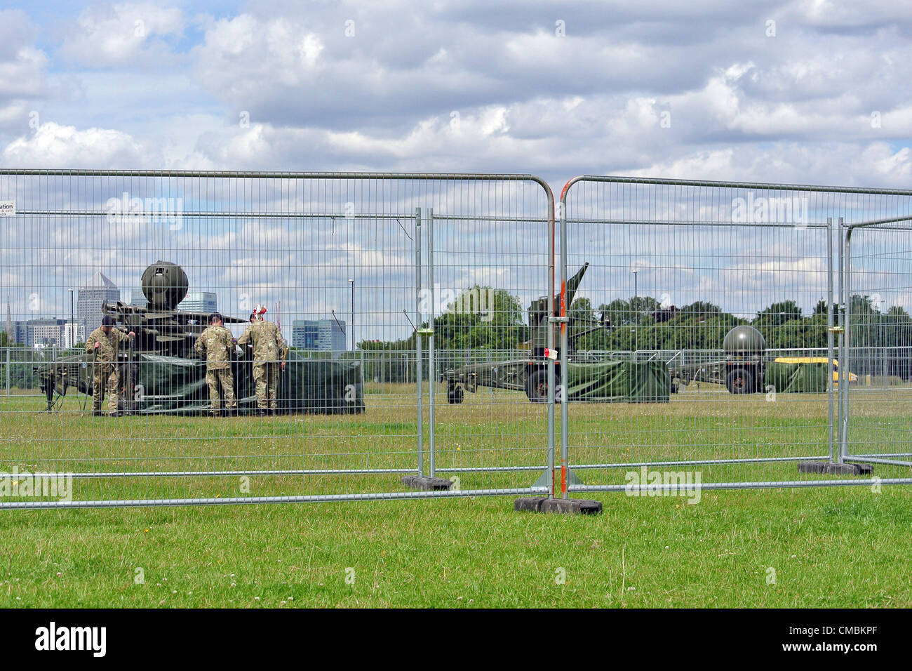 London, UK. 12. Juli 2012. Rapier-Raketen zur Verteidigung der Olympischen Spiele wieder in Blackheath Common und werden von Soldaten in Sichtweite des Canary Wharf entpackt. Stockfoto