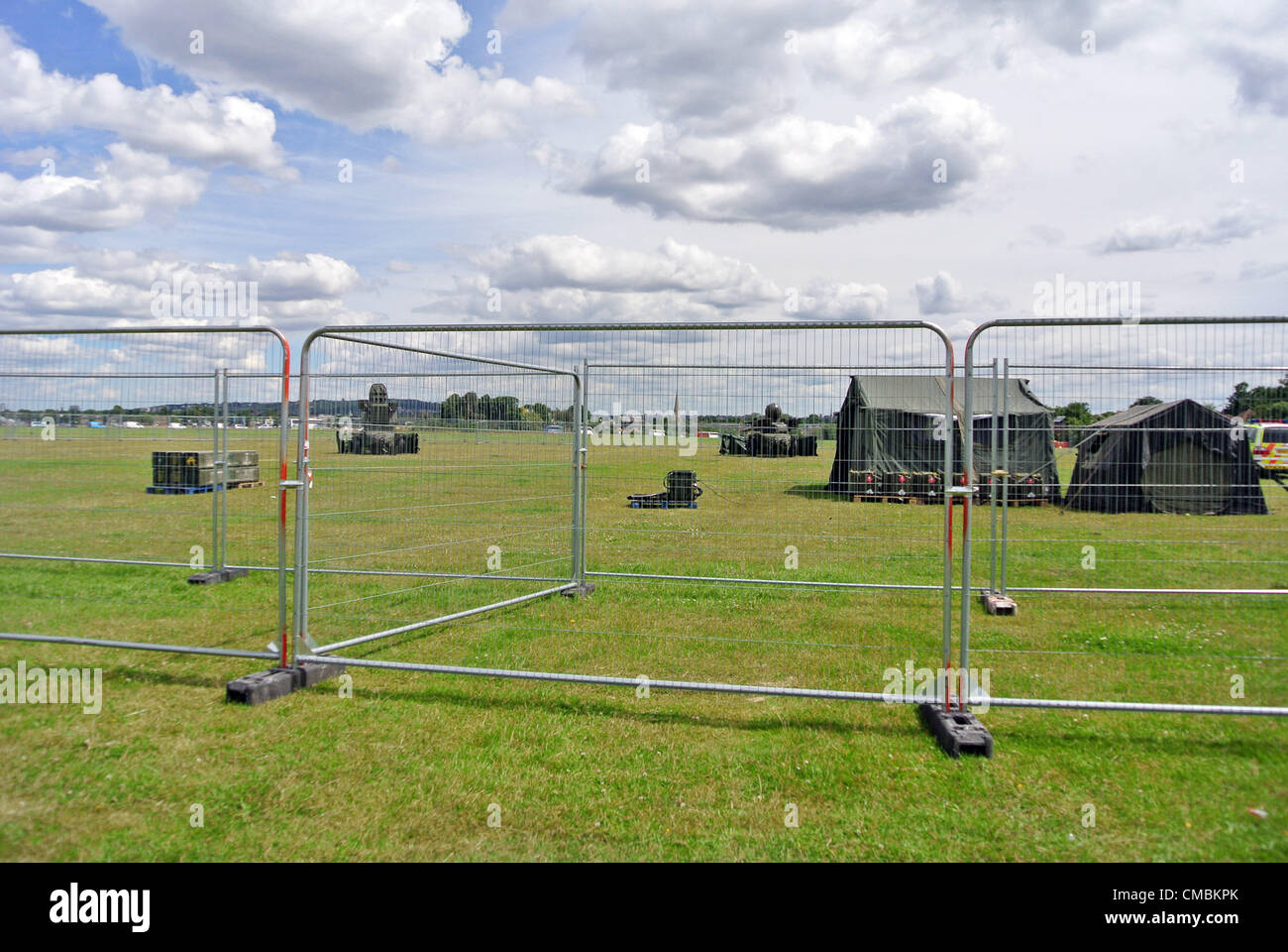 London, UK. 12. Juli 2012. Rapier-Raketen zur Verteidigung der Olympischen Spiele wieder in Blackheath Common und werden von Soldaten in Sichtweite des Canary Wharf entpackt. Stockfoto