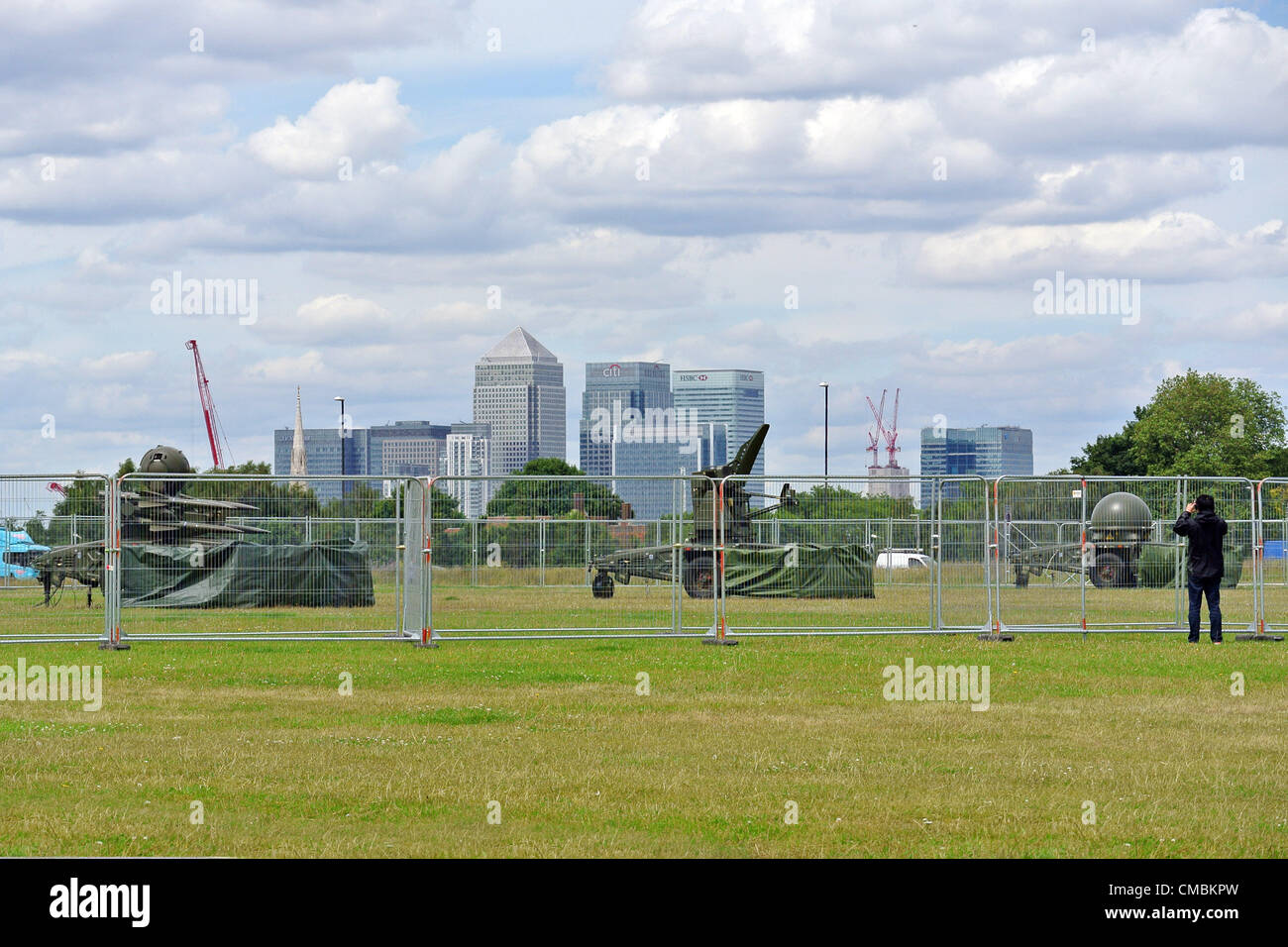 London, UK. 12. Juli 2012. Rapier-Raketen zur Verteidigung der Olympischen Spiele wieder in Blackheath Common und werden von Soldaten in Sichtweite des Canary Wharf entpackt. Stockfoto