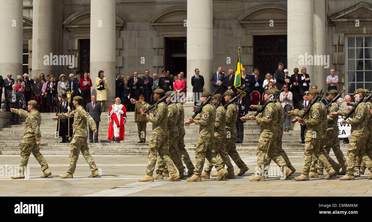 Leeds, UK. 12. Juli 2012. Truppen aus Yorkshire Regiment im Millennium Square für dort Homecoming parade durch die Straßen von Leeds, West Yorkshire Stockfoto