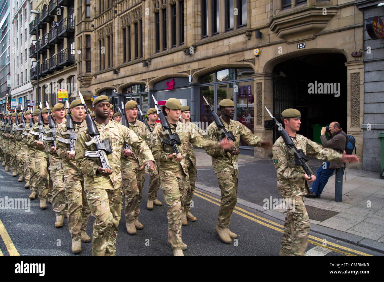 Leeds, UK. 12. Juli 2012. Truppen aus Yorkshire Regiments-Marsch durch die Straßen von Leeds auf dort Homecomming Parade. Stockfoto