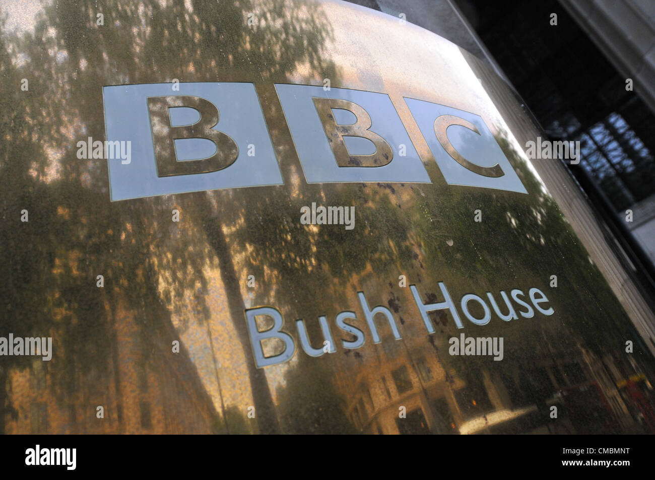 Aldwych, London, UK. Die letzten der BBC World Service, die Übertragung von Bush House erfolgte, wurde dem letzten Rundbrief um 12:00 Uhr gelesen. Stockfoto