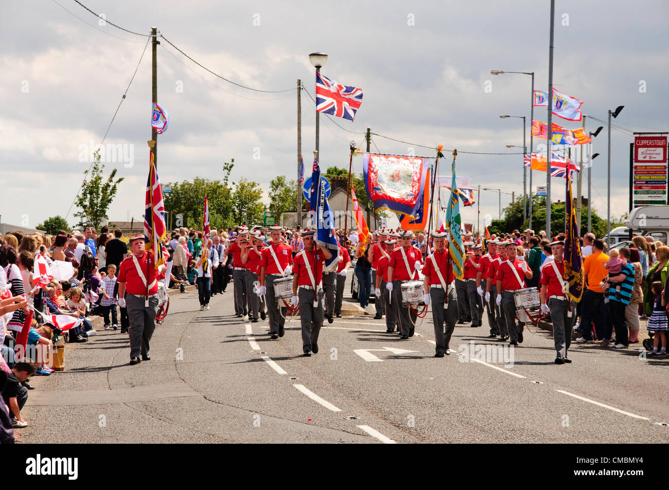 12. Juli-Paraden in Carrickfergus Nordirland, orange Männer marschieren Stockfoto