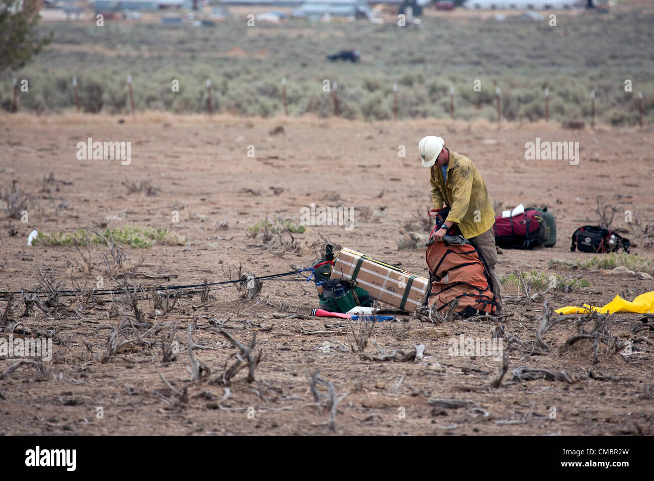 Feuerwehr Rauchen Jumper Fallschirm in Wildfire Feuer Waldfläche, anfangen zu kämpfen, eine gefährliche Flamme. Notfallhilfe aus Alaska und Idaho in zentrale Utah. Luftiger Rock Feuer begann 12. Juli 2012 durch unbekannte Ursache. Sprang von Feuerwehr Flugzeug Airplane für schnelle Antwort. Stockfoto