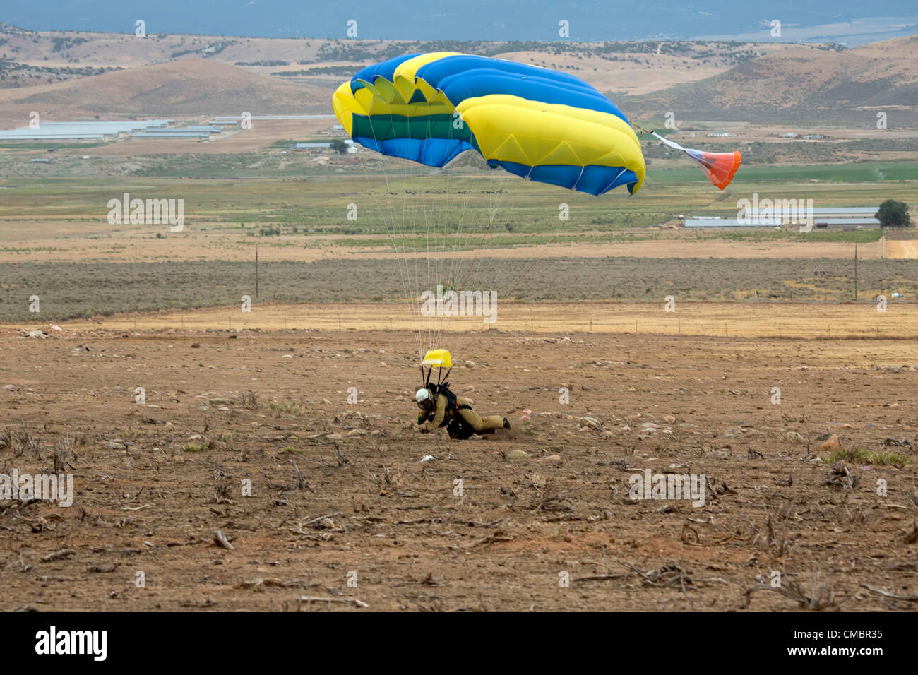 Feuerwehr Rauchen Jumper Fallschirm in Wildfire Feuer Waldfläche, anfangen zu kämpfen, eine gefährliche Flamme. Notfallhilfe aus Alaska und Idaho in zentrale Utah. Luftiger Rock Feuer begann 12. Juli 2012 durch unbekannte Ursache. Sprang von Feuerwehr Flugzeug Airplane für schnelle Antwort. Stockfoto