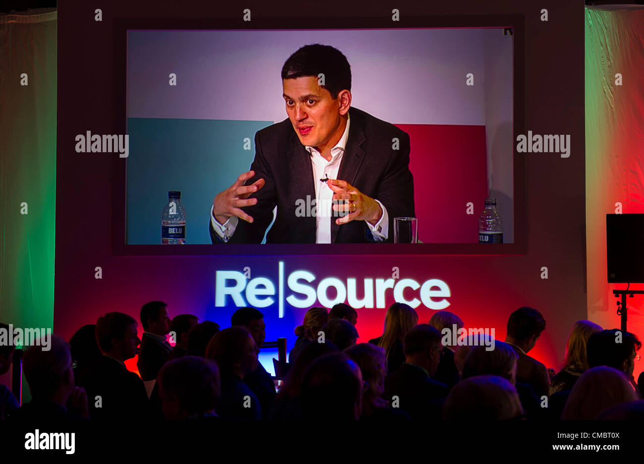 13. Juli 2012 Rt Hon. David Miliband Member Of Parliament, britischen Labour-Partei, Quelle 2 Tag Konferenz diskutieren und Vorurteile über die aktuellen politischen und wirtschaftlichen Systeme, 250 weltweit führenden in Wirtschaft, Finanzen, Wissenschaft und Politik starten eine neue Konversation auf das Management natürlicher Ressourcen länger Begriff denken ausrichten Menschen und Gewinn eine Herausforderung. Ressource wird durch die Rothschild-Stiftung, Universität von Oxford und Smith School of Enterprise und Umwelt, Hosted an Universität von Oxford Prüfung Schulen, Oxford, UK gegründet Stockfoto