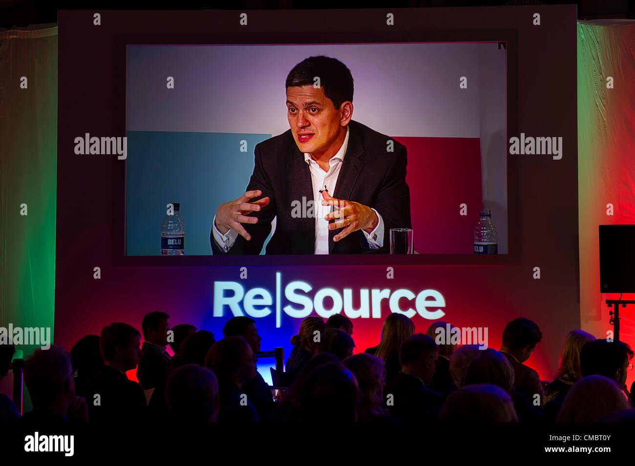 13. Juli 2012 Rt Hon. David Miliband Member Of Parliament, britischen Labour-Partei, Quelle 2 Tag Konferenz diskutieren und Vorurteile über die aktuellen politischen und wirtschaftlichen Systeme, 250 weltweit führenden in Wirtschaft, Finanzen, Wissenschaft und Politik starten eine neue Konversation auf das Management natürlicher Ressourcen länger Begriff denken ausrichten Menschen und Gewinn eine Herausforderung. Ressource wird durch die Rothschild-Stiftung, Universität von Oxford und Smith School of Enterprise und Umwelt, Hosted an Universität von Oxford Prüfung Schulen, Oxford, UK gegründet Stockfoto