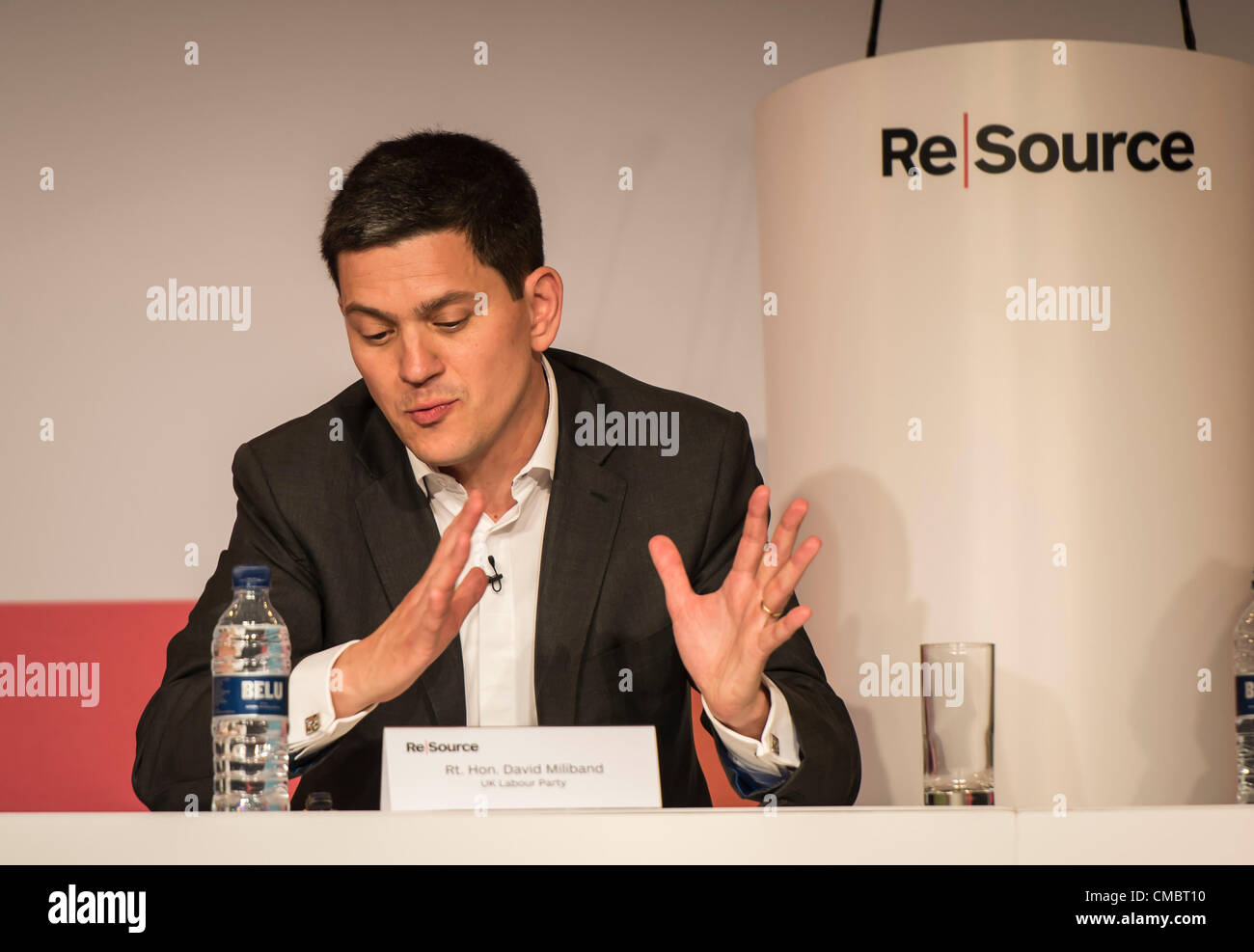 13. Juli 2012 Rt Hon. David Miliband Member Of Parliament, britischen Labour-Partei, Quelle 2 Tag Konferenz diskutieren und Vorurteile über die aktuellen politischen und wirtschaftlichen Systeme, 250 weltweit führenden in Wirtschaft, Finanzen, Wissenschaft und Politik starten eine neue Konversation auf das Management natürlicher Ressourcen länger Begriff denken ausrichten Menschen und Gewinn eine Herausforderung. Ressource wird durch die Rothschild-Stiftung, Universität von Oxford und Smith School of Enterprise und Umwelt, Hosted an Universität von Oxford Prüfung Schulen, Oxford, UK gegründet Stockfoto