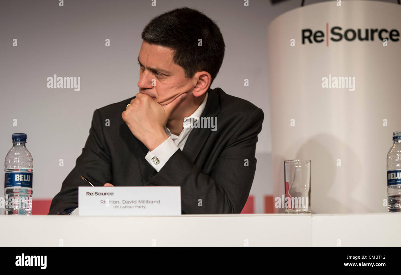 13. Juli 2012 Rt Hon. David Miliband Member Of Parliament, britischen Labour-Partei, Quelle 2 Tag Konferenz diskutieren und Vorurteile über die aktuellen politischen und wirtschaftlichen Systeme, 250 weltweit führenden in Wirtschaft, Finanzen, Wissenschaft und Politik starten eine neue Konversation auf das Management natürlicher Ressourcen länger Begriff denken ausrichten Menschen und Gewinn eine Herausforderung. Ressource wird durch die Rothschild-Stiftung, Universität von Oxford und Smith School of Enterprise und Umwelt, Hosted an Universität von Oxford Prüfung Schulen, Oxford, UK gegründet Stockfoto