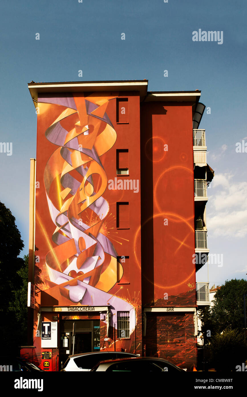 BOLOGNA, Italien - JUL 13: Dado [internationale Streetart-Künstler], Durchführung auf einer Wandmalerei ein Wandgemälde in der Frontier-Projekt, Graffiti-Kunst in Bologna, Italien am 13. Juli 2012. Stockfoto