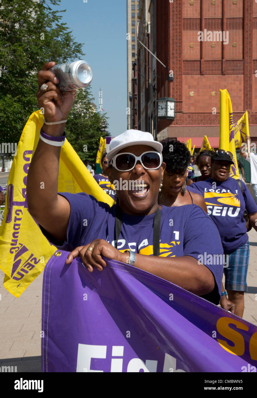 Detroit, Michigan - Hausmeister März durch die Innenstadt von Detroit, eine Lohnerhöhung in ihrem neuen EU-Vertrag gefordert. Die Arbeiter, die Bürogebäude zu reinigen, machen etwa 22.000 $ pro Jahr. Sie gehören zum Service Mitarbeiter International Union (SEIU) Local 1. Stockfoto
