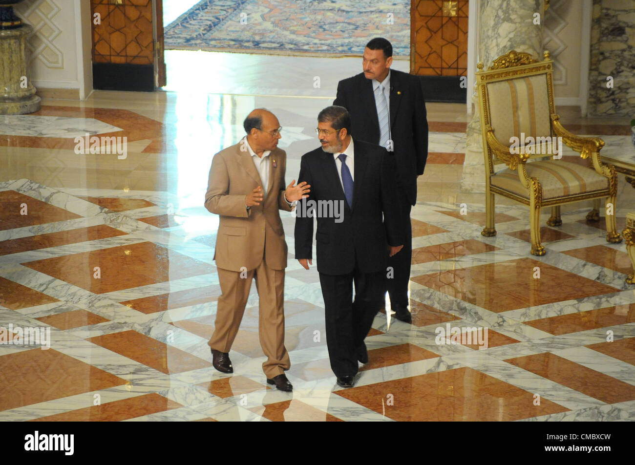 Kairo, Ägypten. 13. Juli 2012. Der ägyptische Präsident Mohamed Morsi beherbergt seine tunesischen Amtskollegen Präsident Moncef Marzouki am Präsidentenpalast. (Pool) Stockfoto