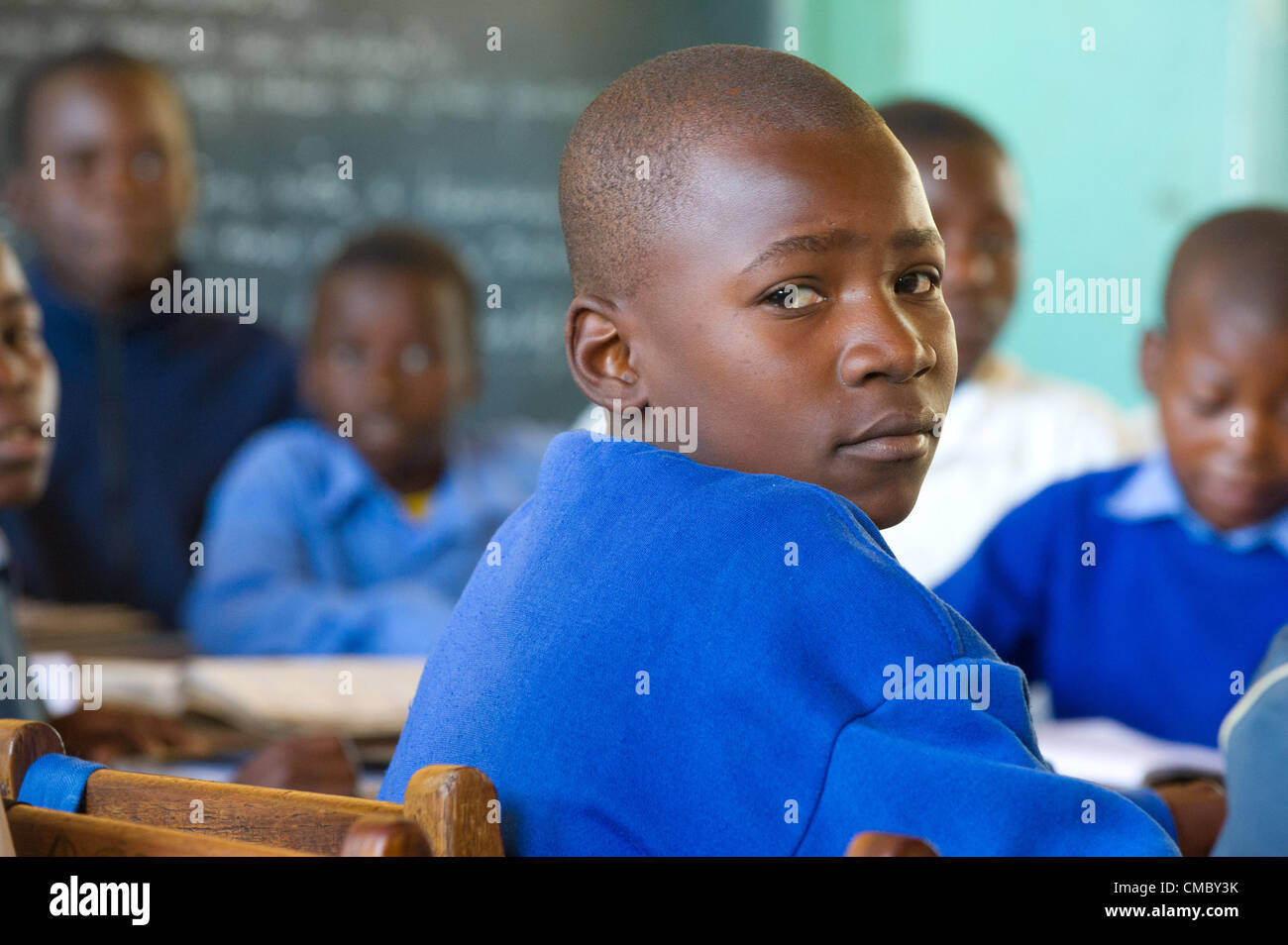 21. Juni 2012 - Mhangura (Dorf, Simbabwe - 21. Juni 2012, Makonde, Simbabwe - Kinder in der Klasse an der Mhangura Mine Primary School in der Makonde Bezirk von Zimbabwe. CRS 14 Latrinen in der Schule im Jahr 2011 gebaut durch Partner Agentur Caritas Simbabwe, 1.197 Schüler eine gesunden und hygienischen Schulumgebung vorsieht. CRS setzt die Enhanced ländlichen Wasser Hygiene und Hygiene (ER WASH) Projekt durch Caritas Simbabwe in drei Bezirken des Landes, Hygiene- und Haushalt-Ebene zu verbessern. (Kredit-Bild: © David Snyder/ZUMAPRESS.com) Stockfoto