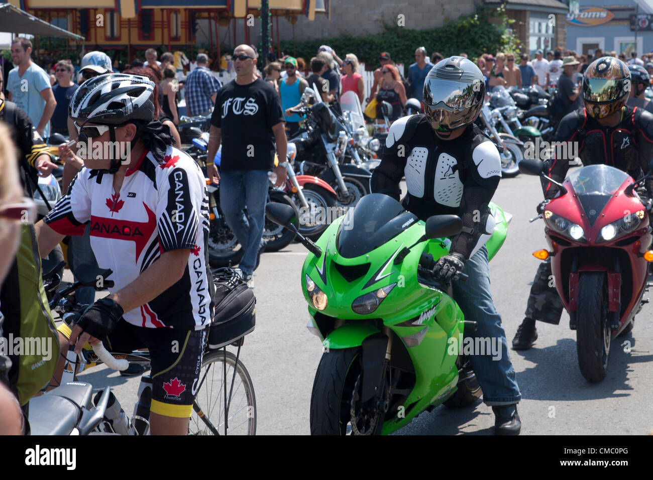 Menschen sammeln und Freitag der 13. im Hafen Dover feiern. Biker haben hier jeden Freitag 13. seit 1981 eingeholt. Stockfoto