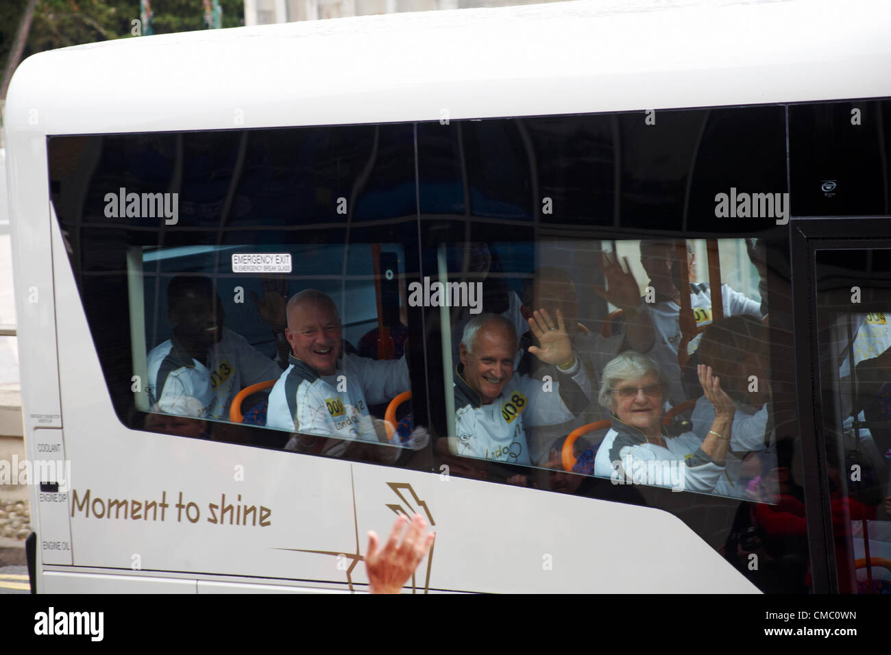 Bournemouth, UK Samstag, 14. Juli 2012. Olympic Torch Relay verlässt Bournemouth, UK - Moment zu glänzen. Olympische Fackel Staffelläufer im Bus in Bournemouth am Samstagmorgen Stockfoto