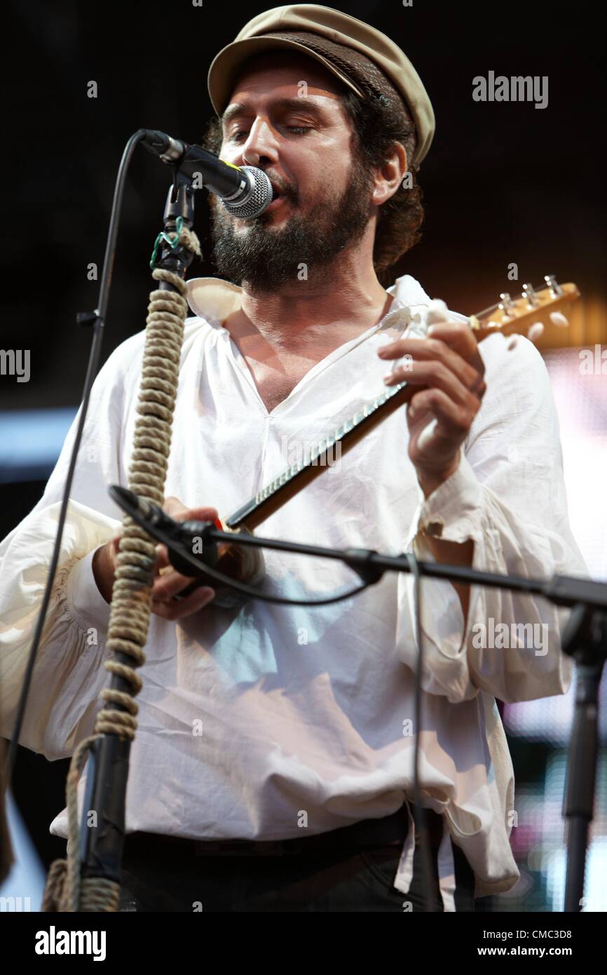 14. Juli 2012 - 14.07.2012 Barolo, Italien. Collisioni Festival 2012, 2. Tag. Vinicio Capossela Musiker spielt Stockfoto