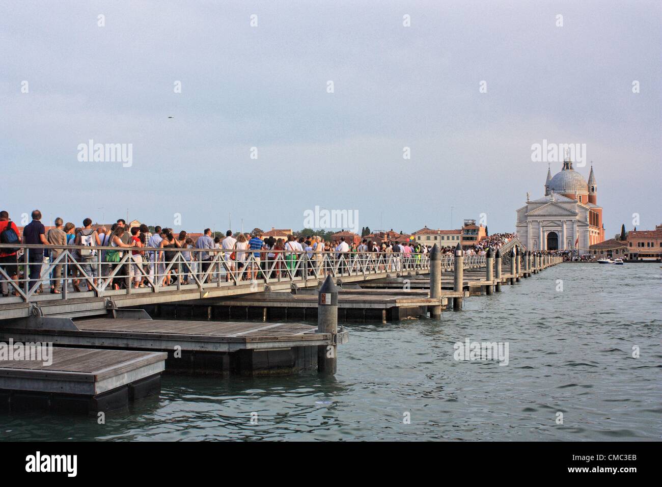 Menschen, die über die Ponton-Brücke über den Canale della Giudecca bei Festa del Redentore 2012, Venedig, Italien Stockfoto