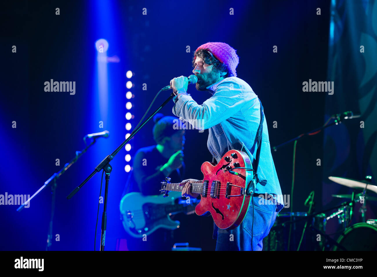 14. Juli 2012, Pontrhydfendigaid, Aberystwyth UK: Super Furry Animals Frontmann GRUFF RHYS erklingt in "Hannercant", ein Konzert anlässlich des 50. Jubiläum des Vereins Welsh Language (Cymdeithas Jahr Iaith Gymraeg. Die Gesellschaft verbindet politische Actiion mit zivilen Ungehorsams zu fördern und die Stautus Walisisch in Wales Foto © Keith Morris Stockfoto