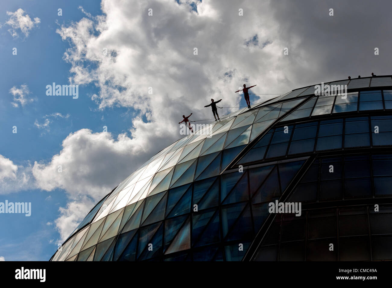 Sonntag, 15. Juli, City Hall, London. Legendären New Yorker Choreograph, Elizabeth Streb und ihre Dance Company führen einen Skywalk auf City Hall in London heute Morgen in Sichtweite der Olympischen Ringe hängen von der Tower Bridge. Die Olympischen Spiele beginnen in London am 27. Juli und diese Veranstaltung ist Teil der Kultur-Olympiade. Stockfoto