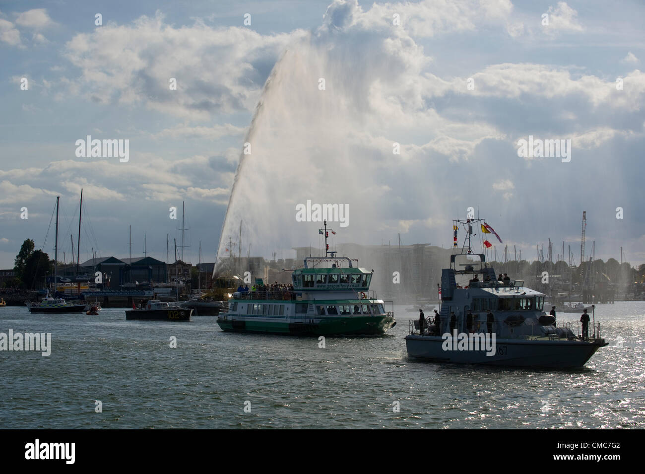 Tausende von Menschen versammeln sich in Portsmouth, die Olympische Fackel zu begrüßen, da sie den Hafen von Gosport auf der Gosport Fähre durchquert und bei den Historic Dockyard auf 58. Tag des Olympischen Fackellaufs kommt Stockfoto