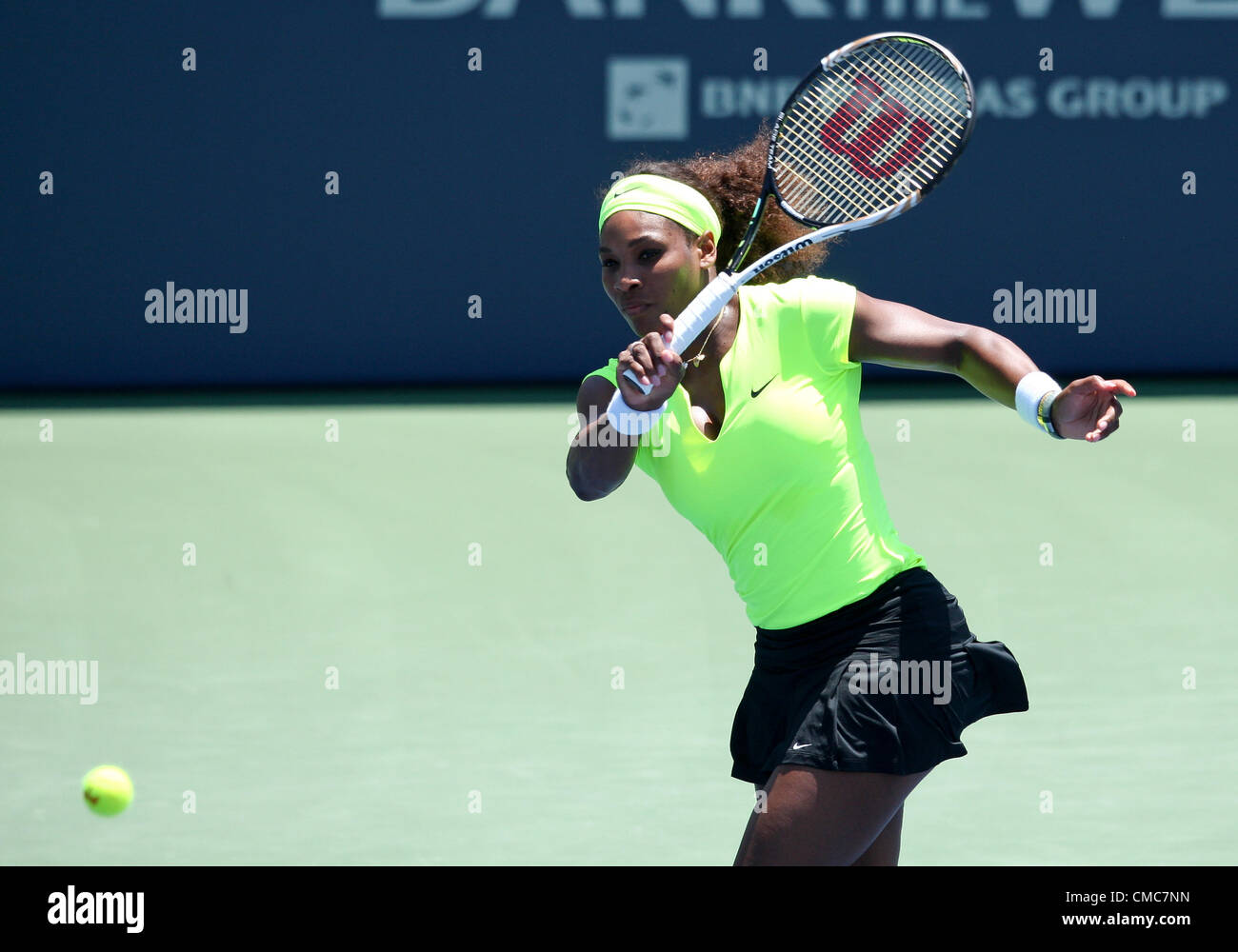 15.07.2012. Stanford, Kalifornien, USA.  Serena Williams (USA) gibt den Ball zurück, während die Bank die West Classic Finals Spiel gegen Coco Vandeweghe (USA) Taube Tennis Center in Stanford, Kalifornien Stockfoto