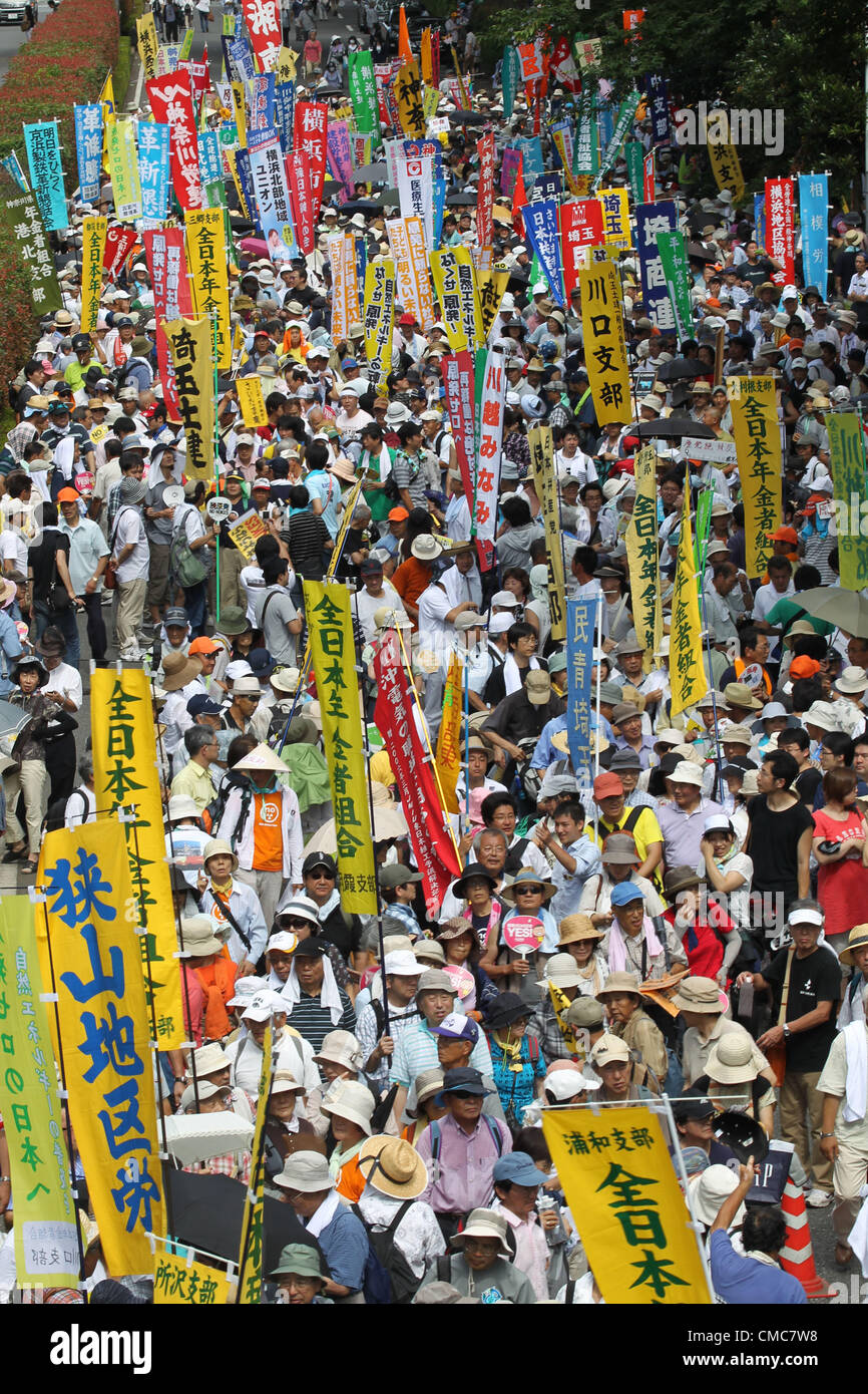 16. Juli 2012 - Tokyo, Japan - 170.000 Menschen versammelt zum protest gegen die Kernkraftwerke im Yoyogi Park in Tokio. Hatte den Unfall im Kernkraftwerk Fukushima Daiichi, die japanische Regierung neu gestartet das Oi-Kernkraftwerk in diesem Monat und Demonstration gegen Atomkraftwerk hat regelmäßig in Tokio seit dem Neustart statt. (Kredit-Bild: © Koichi Kamoshida/Jana Press/ZUMAPRESS.com) Stockfoto