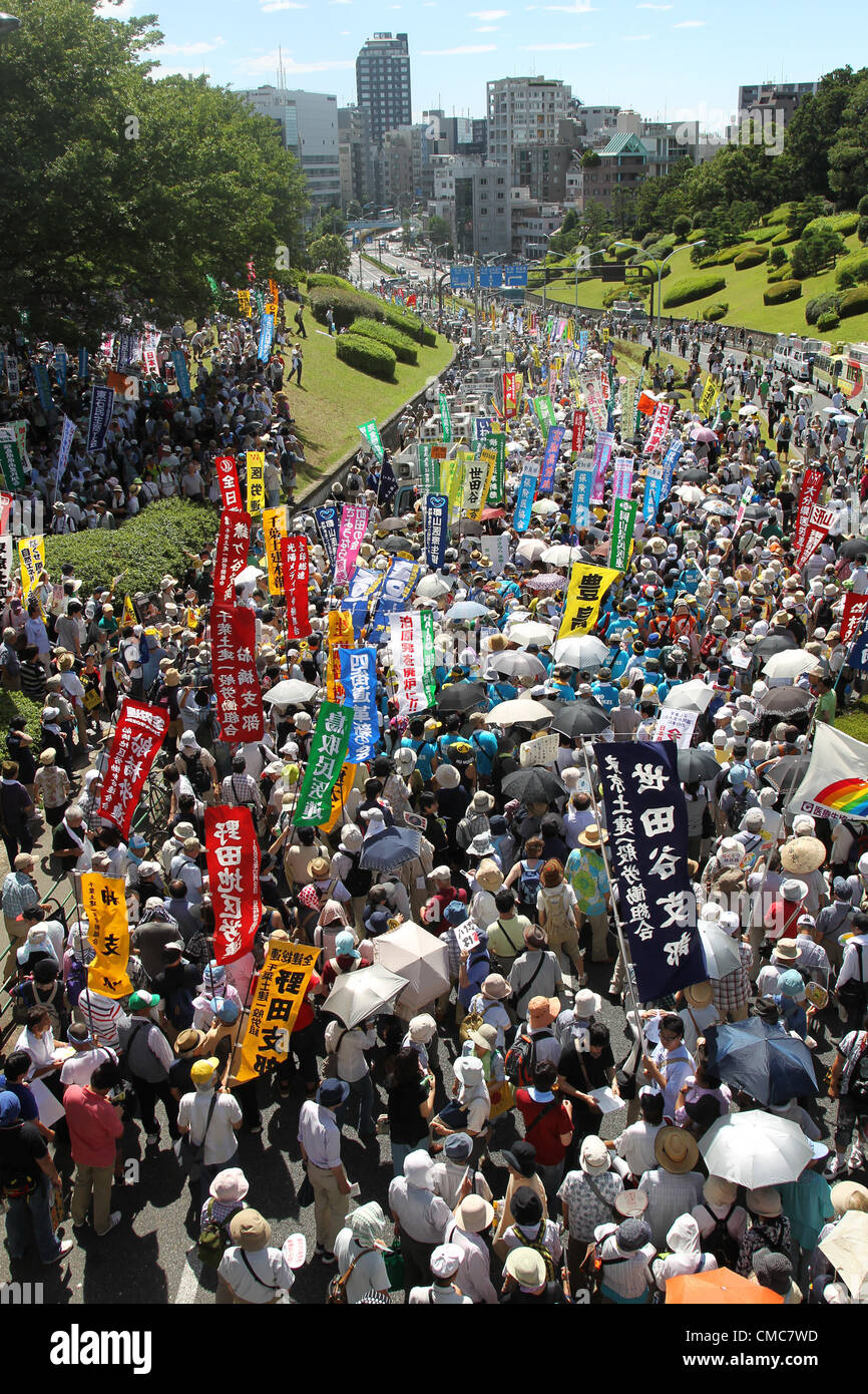 16. Juli 2012 - Tokyo, Japan - 170.000 Menschen versammelt zum protest gegen die Kernkraftwerke im Yoyogi Park in Tokio. Hatte den Unfall im Kernkraftwerk Fukushima Daiichi, die japanische Regierung neu gestartet das Oi-Kernkraftwerk in diesem Monat und Demonstration gegen Atomkraftwerk hat regelmäßig in Tokio seit dem Neustart statt. (Kredit-Bild: © Koichi Kamoshida/Jana Press/ZUMAPRESS.com) Stockfoto