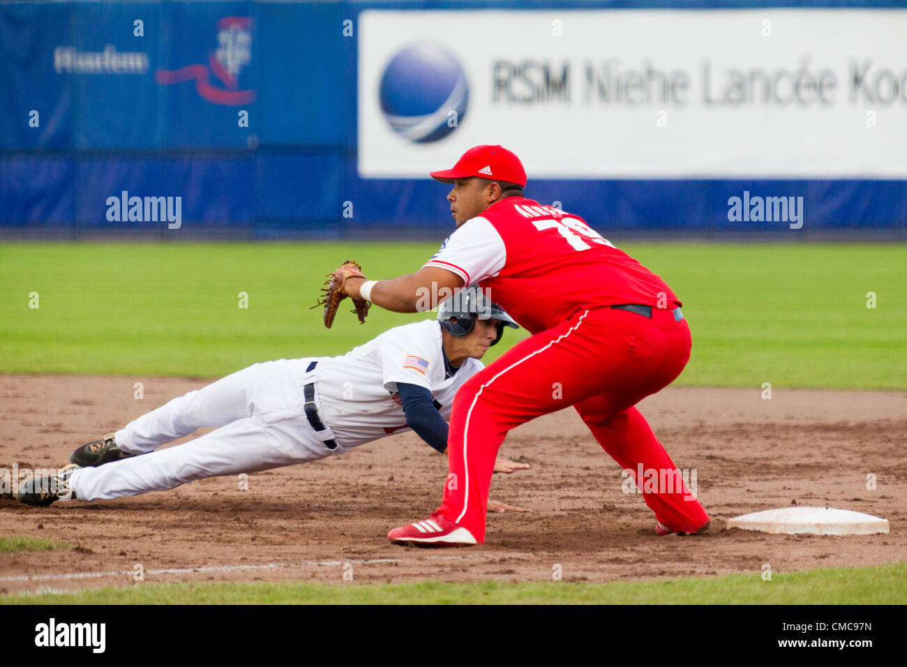 HAARLEM, NIEDERLANDE, 15.07.2012. Outfielder Austin Cousino (links, USA) und Infielder José Abreu (rechts, Kuba) am ersten Base auf der Haarlem Baseball Woche 2012. Stockfoto