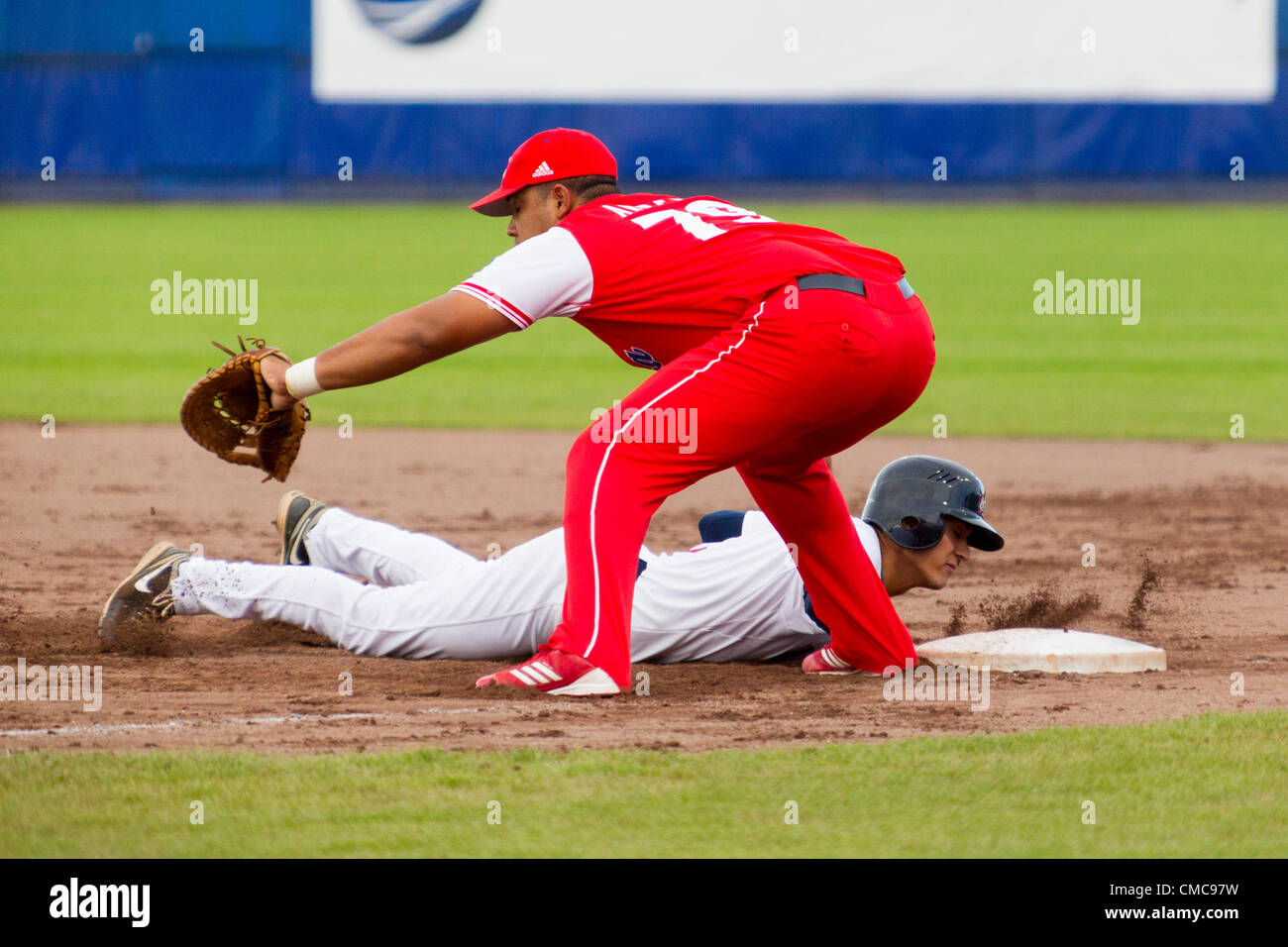 HAARLEM, NIEDERLANDE, 15.07.2012. Outfielder Austin Cousino (links, USA) und Infielder José Abreu (rechts, Kuba) am ersten Base auf der Haarlem Baseball Woche 2012. Stockfoto