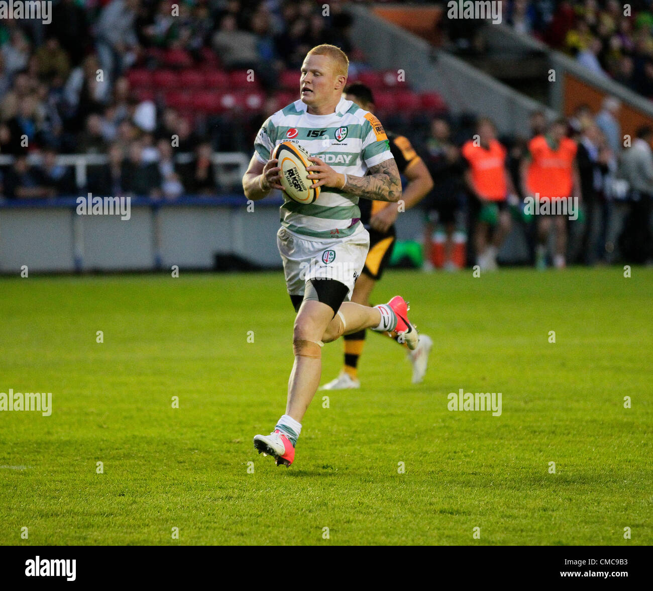 13.07.2012 der Stoop, Twickenham, England. JP Morgan Asset Management Rugby Sevens Turnier. Tom Homer London Irish 7 Teams läuft auf Gäste ohne Gegenkandidaten. Stockfoto