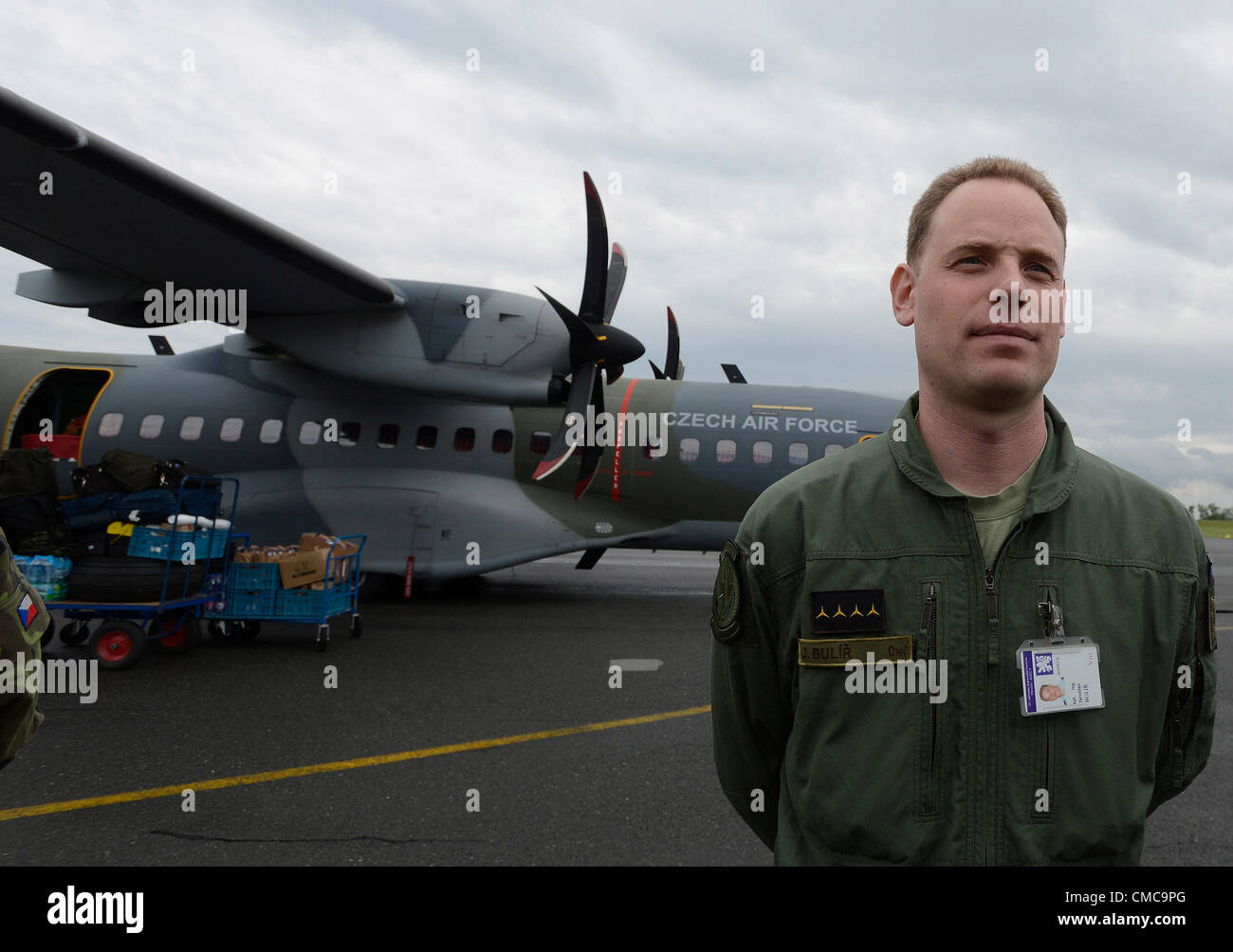 Zoo Prag Personal geladen Kisten mit vier Stuten der Przewalski-Pferde in der Tschechischen CASA Militärflugzeug. Die vier Pferde, geboren in Tschechien, stärkt die Herde in der westlichen Mongolei. Prag, Tschechische Republik 16. Juli 2012. Abgebildet ist Flugkapitän Jaroslav Bulir. (CTK Foto/Katerina Sulova) Stockfoto